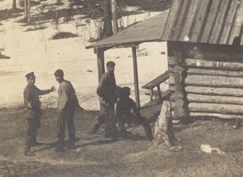 Подпись: Первый столбъ и избушка на Столбах. 1904 г. Избушка на Столбах. Сожжена жандармами в 1906 г. (фрагмент)