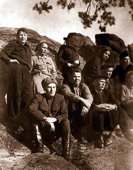Подпись И.Ф.Беляка: Столбисты и экскурсанты у Чемалы. 10 апреля 1949 г.