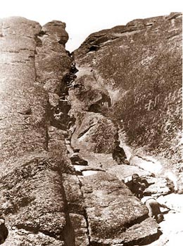 Подпись И.Ф.Беляка: Достигнуть вершины - естественное стремление человека. В любителях подняться на утес нет недостатка. Фото Л.Дударя. 28 мая 1950